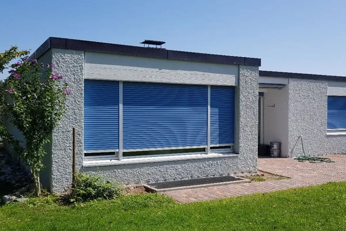 Egg 2019-Swiss Renovation GmbH-Injektionsverfahren gegen aufsteigende Feuchtigkeit in einem EFH in Egg am Zürichsee: 70 % Feuchtereduktion über 3 Monate, validiert mit der UZH.