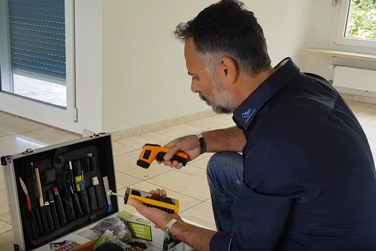 Egg 2019-Swiss Renovation GmbH-Injektionsverfahren gegen aufsteigende Feuchtigkeit in einem EFH in Egg am Zürichsee: 70 % Feuchtereduktion über 3 Monate, validiert mit der UZH.