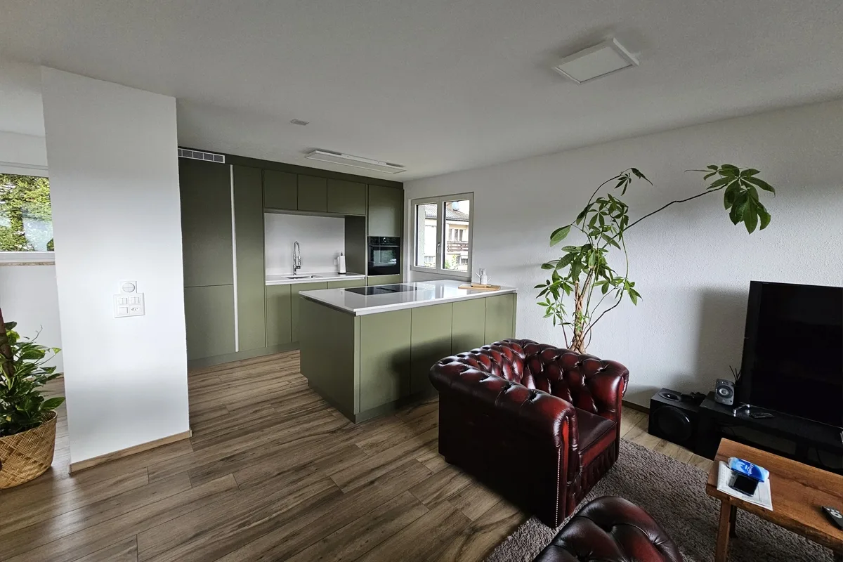 Hombrechtikon2025-Swiss Renovation GmbH Schimmelsanierung, Innendämmung, Wärmepumpe und Open-Space-Konzept: Swiss Renovation transformierte ein Einfamilienhaus aus 1960 in Hombrechtikon.
