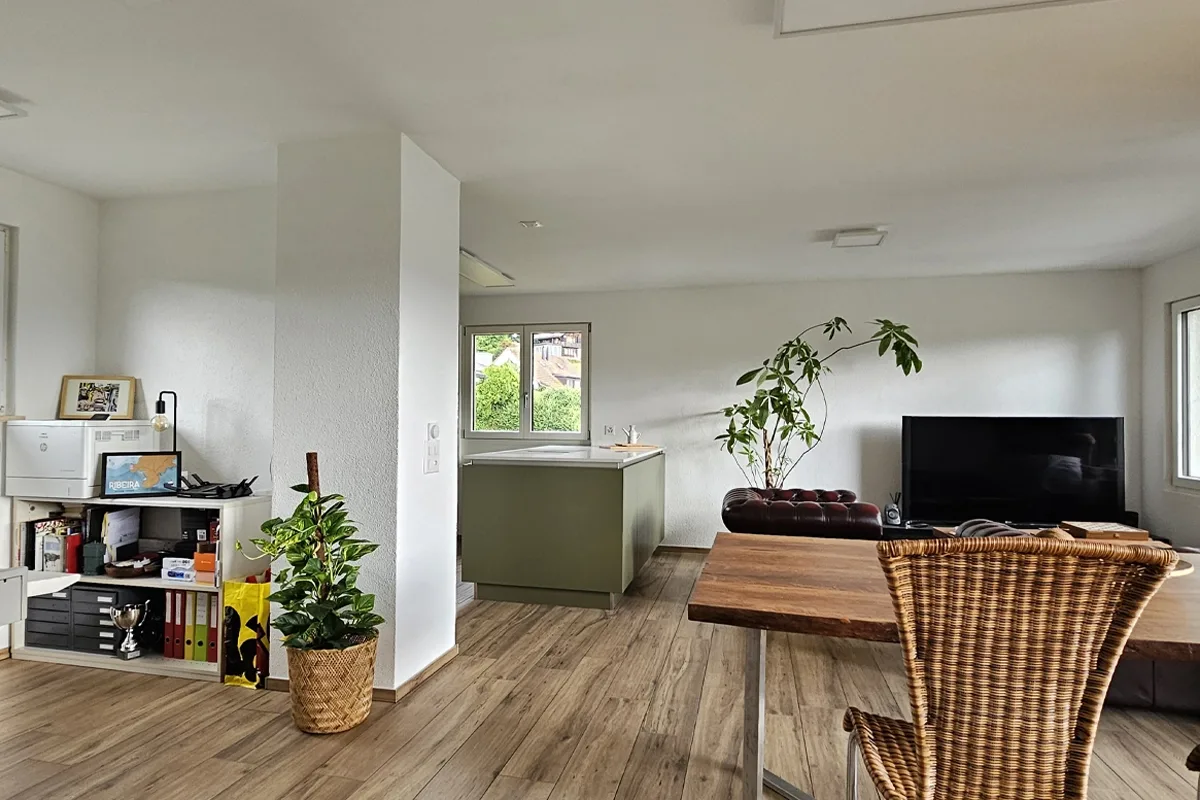 Hombrechtikon2025-Swiss Renovation GmbH Schimmelsanierung, Innendämmung, Wärmepumpe und Open-Space-Konzept: Swiss Renovation transformierte ein Einfamilienhaus aus 1960 in Hombrechtikon.