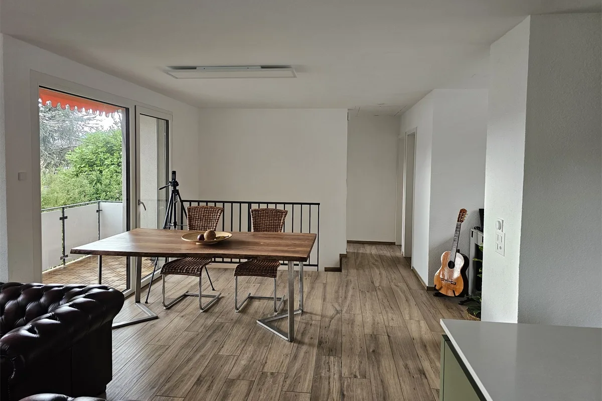 Hombrechtikon2025-Swiss Renovation GmbH Schimmelsanierung, Innendämmung, Wärmepumpe und Open-Space-Konzept: Swiss Renovation transformierte ein Einfamilienhaus aus 1960 in Hombrechtikon.