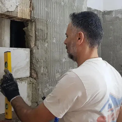 Mitarbeiter von Swiss Renovation bei Wandarbeiten
